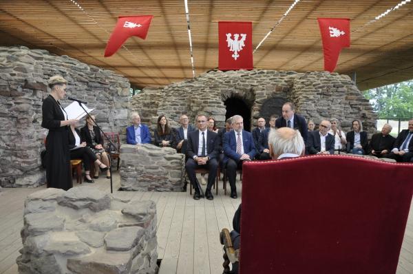 Marszałek Marek Woźniak wręczył Nagrodę Lednickiego Orła Piastowskiego prof. dr hab. Jackowi Banaszkiewiczowi- kliknij aby powiększyć