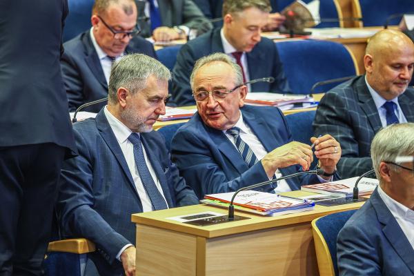 Marszałek Marek Woźniak oraz Wicemarszałek Wojciech Jankowiak wzięli udział w XLIV Zgromadzeniu Ogólnym Związku Województw Rzeczypospolitej Polskiej w Krakowie.

Fot. Polskie Regiony- kliknij aby powiększyć