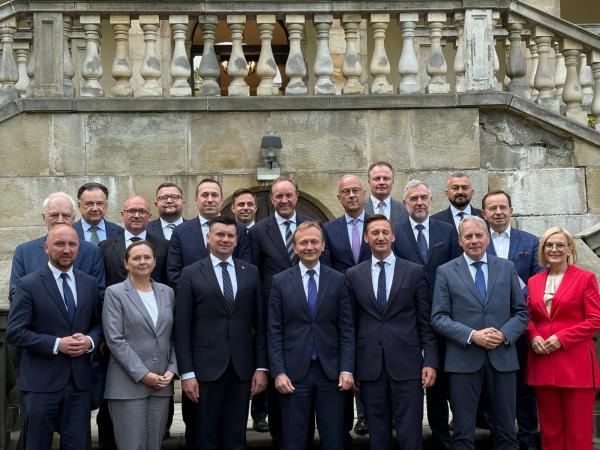 Marszałek Marek Woźniak oraz Wicemarszałek Wojciech Jankowiak wzięli udział w XLIV Zgromadzeniu Ogólnym Związku Województw Rzeczypospolitej Polskiej w Krakowie.

Fot. Polskie Regiony- kliknij aby powiększyć
