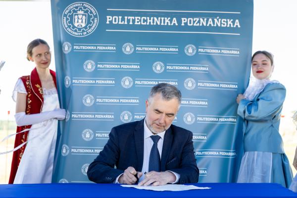 Politechnika Poznańska rozwija skrzydła na lotnisku w Kąkolewie - kliknij aby powiększyć
