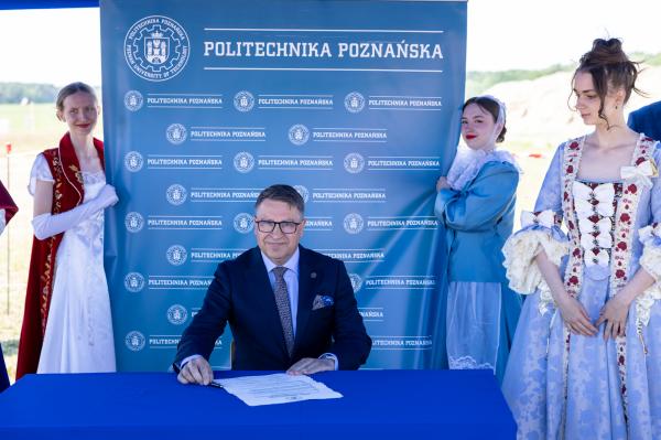 Politechnika Poznańska rozwija skrzydła na lotnisku w Kąkolewie - kliknij aby powiększyć