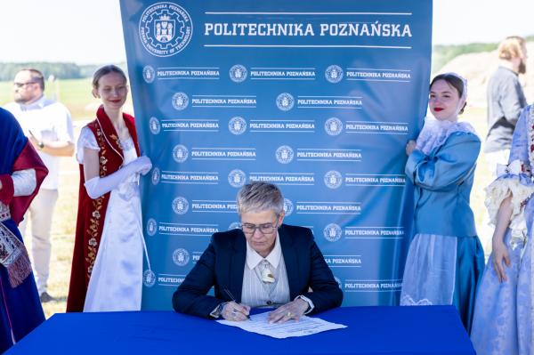 Politechnika Poznańska rozwija skrzydła na lotnisku w Kąkolewie - kliknij aby powiększyć
