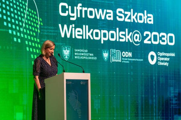 Agnieszka Włodarczak Dyrektor CNZ w Koninie na scenie Konferencja Podsumowania I edycji projektu CSW2030- kliknij aby powiększyć