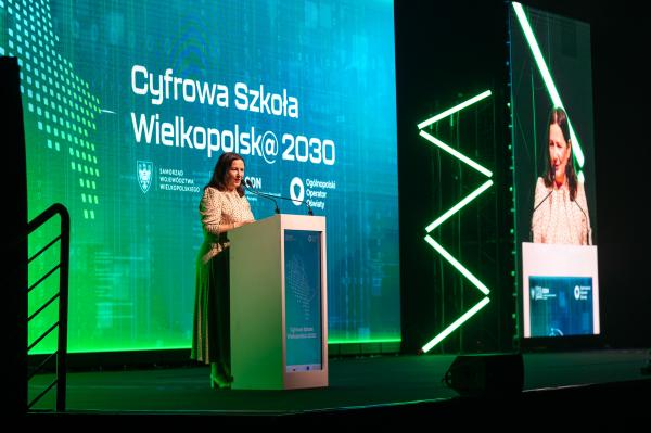 Dorota Kinal Dyrektor DEiN UMWW na scenie_Konferencja Podsumowania I edycji projektu CSW2030- kliknij aby powiększyć