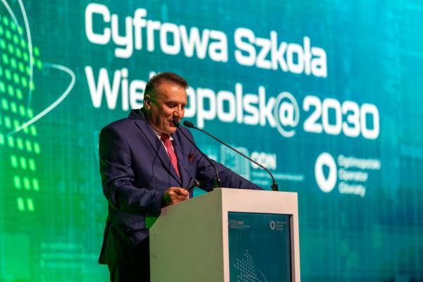 dr Mariusz Menz na scenie Agnieszka Włodarczak_Konferencja Podsumowania I edycji projektu CSW2030- kliknij aby powiększyć