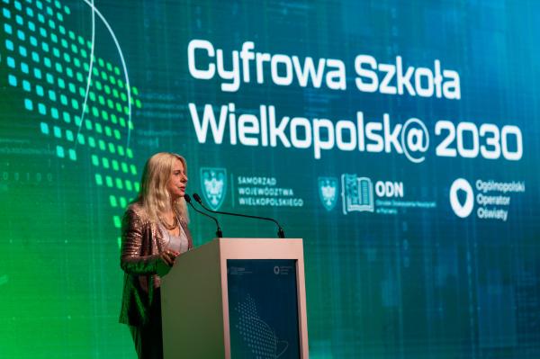 Katarzyna Kretkowska Członkini Zarządu Województwa Wielkopolskiego na scenie Konferencja Podsumowania I edycji projektu CSW2030- kliknij aby powiększyć