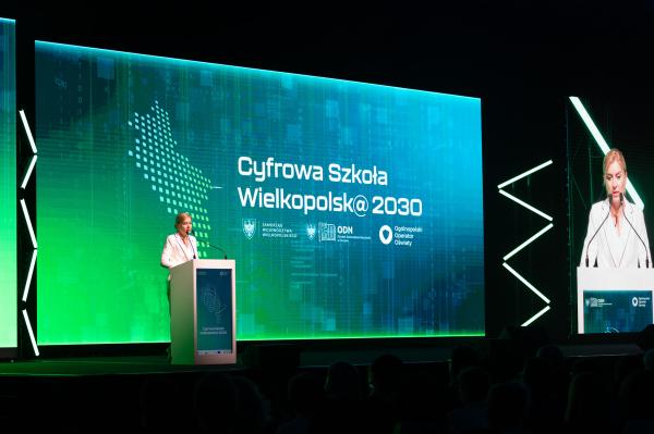 Ksenia Herbst Buchwald Dyrektor ODN w Poznaniu na scenie Konferencja Podsumowania I edycji projektu CSW2030- kliknij aby powiększyć