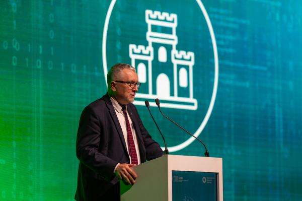 Prof. UAM dr hab. Rafał Witkowski na scenie Konferencja Podsumowania I edycji projektu CSW2030- kliknij aby powiększyć