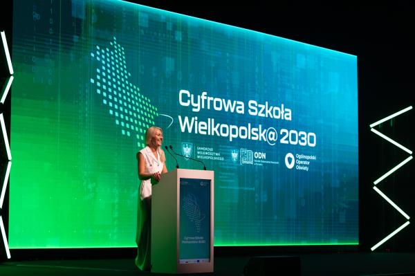 Sylwia Wójcik Dyrektor DWEFS na scenie Konferencja Podsumowania I edycji projektu CSW2030- kliknij aby powiększyć