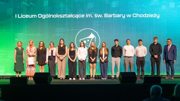 Uczniowie I Liceum Ogólnokształcącego w Chodzieży na scenie Konferencja Podsumowania I edycji projektu CSW2030- kliknij aby powiększyć