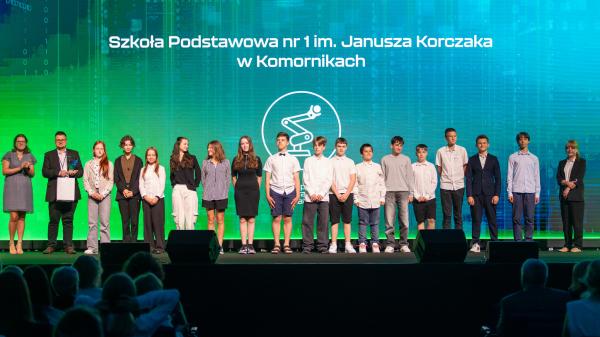 Uczniowie Szkoły Podstawowej nr 1 w Komornikach na scenie Konferencja Podsumowania I edycji projektu CSW2030- kliknij aby powiększyć
