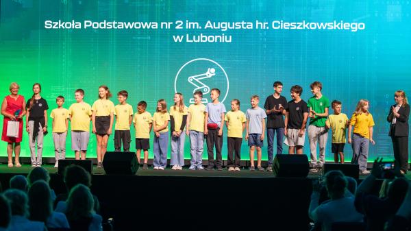 Uczniowie Szkoły Podstawowej nr 2 w Luboniu na scenie Konferencja Podsumowania I edycji projektu CSW2030- kliknij aby powiększyć