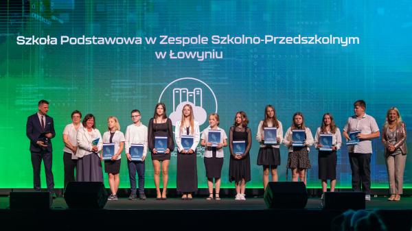 Uczniowie Szkoły Podstawowej w Łowyniu na scenie Konferencja Podsumowania I edycji projektu CSW2030- kliknij aby powiększyć