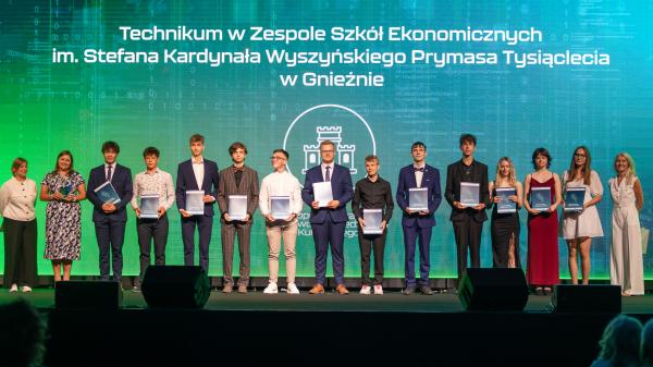 Uczniowie Technikum w ZSE w Gnieźnie na scenie Konferencja Podsumowania I edycji projektu CSW2030- kliknij aby powiększyć