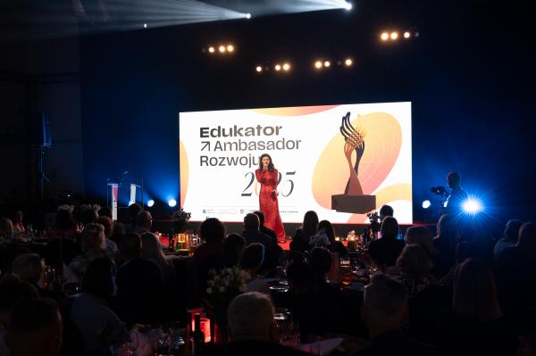 Katarzyna Zawada - fotorelacja z gali Edukator Ambasador Rozwoju- kliknij aby powiększyć
