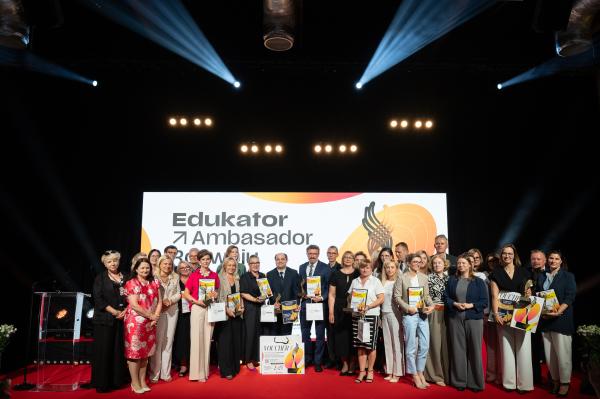 Laureaci konkursu - fotorelacja z gali Edukator Ambasador Rozwoju- kliknij aby powiększyć