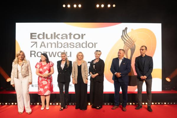 Laureaci konkursu - fotorelacja z gali Edukator Ambasador Rozwoju- kliknij aby powiększyć