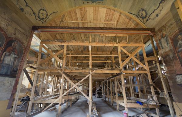 W drewnianym kościele z XVII w. (1615) pw. Niepokalanego Poczęcia NMP w Grębaninie, powiat kępiński, zostaną przeprowadzone  prace konserwatorskie i restauratorskie polichromii - środkowa część ściany południowej.  Fot. M. Adamczewska - kliknij aby powiększyć