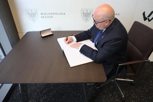 Wielkopolska to jeden z pierwszych regionów, które odwiedził Ambasador Nowej Zelandii w Polsce, J. E. Paul Ballantyne, który misję objął w marcu tego roku. Rozwój przemysłu kosmicznego był wiodącym tematem podczas spotkania Pana Ambasadora z Markiem Woźniakiem, Marszałkiem Województwa Wielkopolskiego.- kliknij aby powiększyć