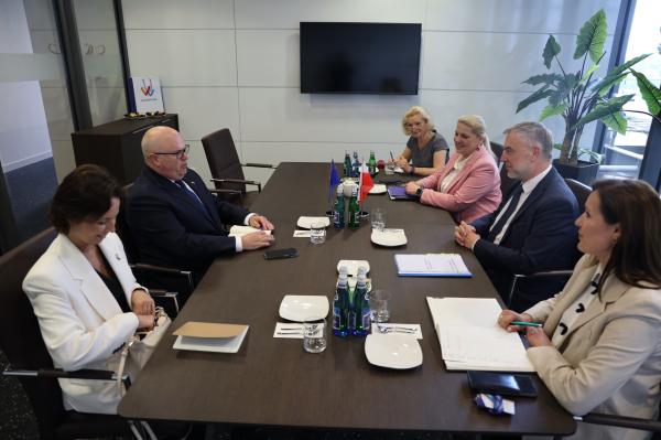 Wielkopolska to jeden z pierwszych regionów, które odwiedził Ambasador Nowej Zelandii w Polsce, J. E. Paul Ballantyne, który misję objął w marcu tego roku. Rozwój przemysłu kosmicznego był wiodącym tematem podczas spotkania Pana Ambasadora z Markiem Woźniakiem, Marszałkiem Województwa Wielkopolskiego.- kliknij aby powiększyć