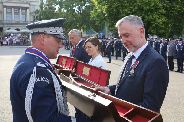 Podczas Wojewódzkich obchodów święta wielkopolskiej Policji, które odbyły się 18 lipca w Poznaniu, Marszałek Marek Woźniak, Marszałek Województwa Wielkopolskiego odebrał policyjne wyróżnienia- kliknij aby powiększyć
