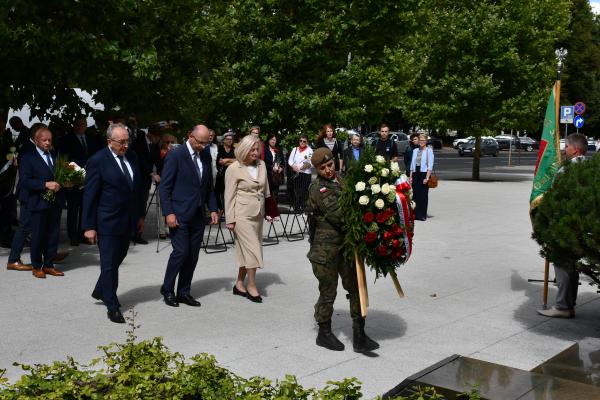 Pamięć premiera Mikołajczyka uczczona w Poznaniu- kliknij aby powiększyć
