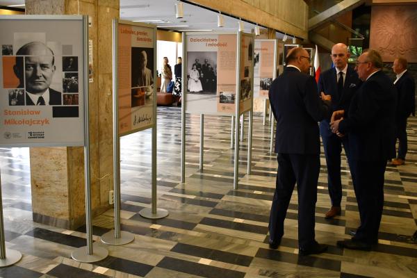 Pamięć premiera Mikołajczyka uczczona w Poznaniu- kliknij aby powiększyć