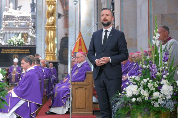Prymas Kowalczyk spoczął w gnieźnieńskiej katedrze- kliknij aby powiększyć