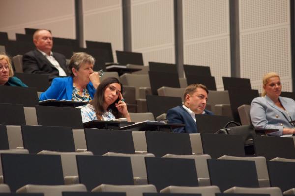 Nadzwyczajna sesja zwołana we wtorek 2 września dotyczyła aktualnej sytuacji w wojewódzkich placówkach służby zdrowia - kliknij aby powiększyć