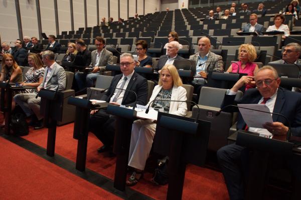 Nadzwyczajna sesja zwołana we wtorek 2 września dotyczyła aktualnej sytuacji w wojewódzkich placówkach służby zdrowia - kliknij aby powiększyć