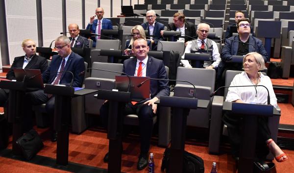 Nadzwyczajna sesja zwołana we wtorek 2 września dotyczyła aktualnej sytuacji w wojewódzkich placówkach służby zdrowia - kliknij aby powiększyć