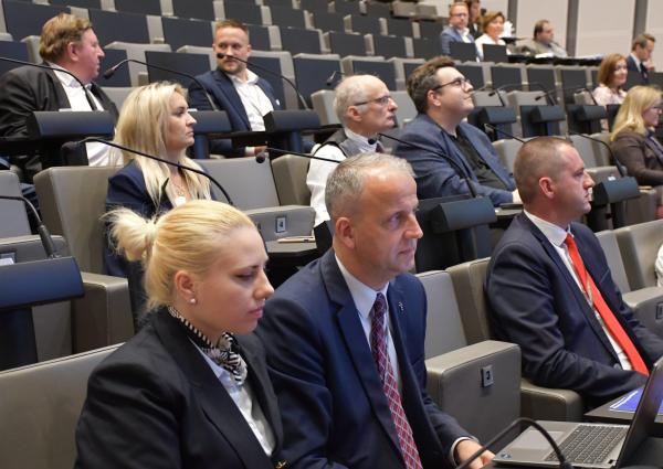 Nadzwyczajna sesja zwołana we wtorek 2 września dotyczyła aktualnej sytuacji w wojewódzkich placówkach służby zdrowia - kliknij aby powiększyć