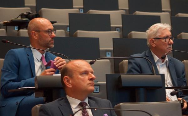 Nadzwyczajna sesja zwołana we wtorek 2 września dotyczyła aktualnej sytuacji w wojewódzkich placówkach służby zdrowia - kliknij aby powiększyć