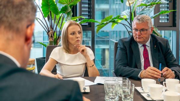 W popisaniu aktów notarialnych uczestniczył Krzysztof Grabowski, Wicemarszałek Województwa Wielkopolskiego i Natalia Weremczuk – Zastępczyni Prezydenta Miasta Poznania- kliknij aby powiększyć