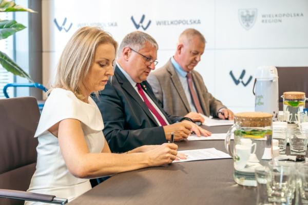 W popisaniu aktów notarialnych uczestniczył Krzysztof Grabowski, Wicemarszałek Województwa Wielkopolskiego i Natalia Weremczuk – Zastępczyni Prezydenta Miasta Poznania- kliknij aby powiększyć