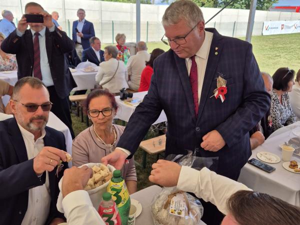 Dziękowali rolnikom za zebrane plony w powiecie kępińskim- kliknij aby powiększyć