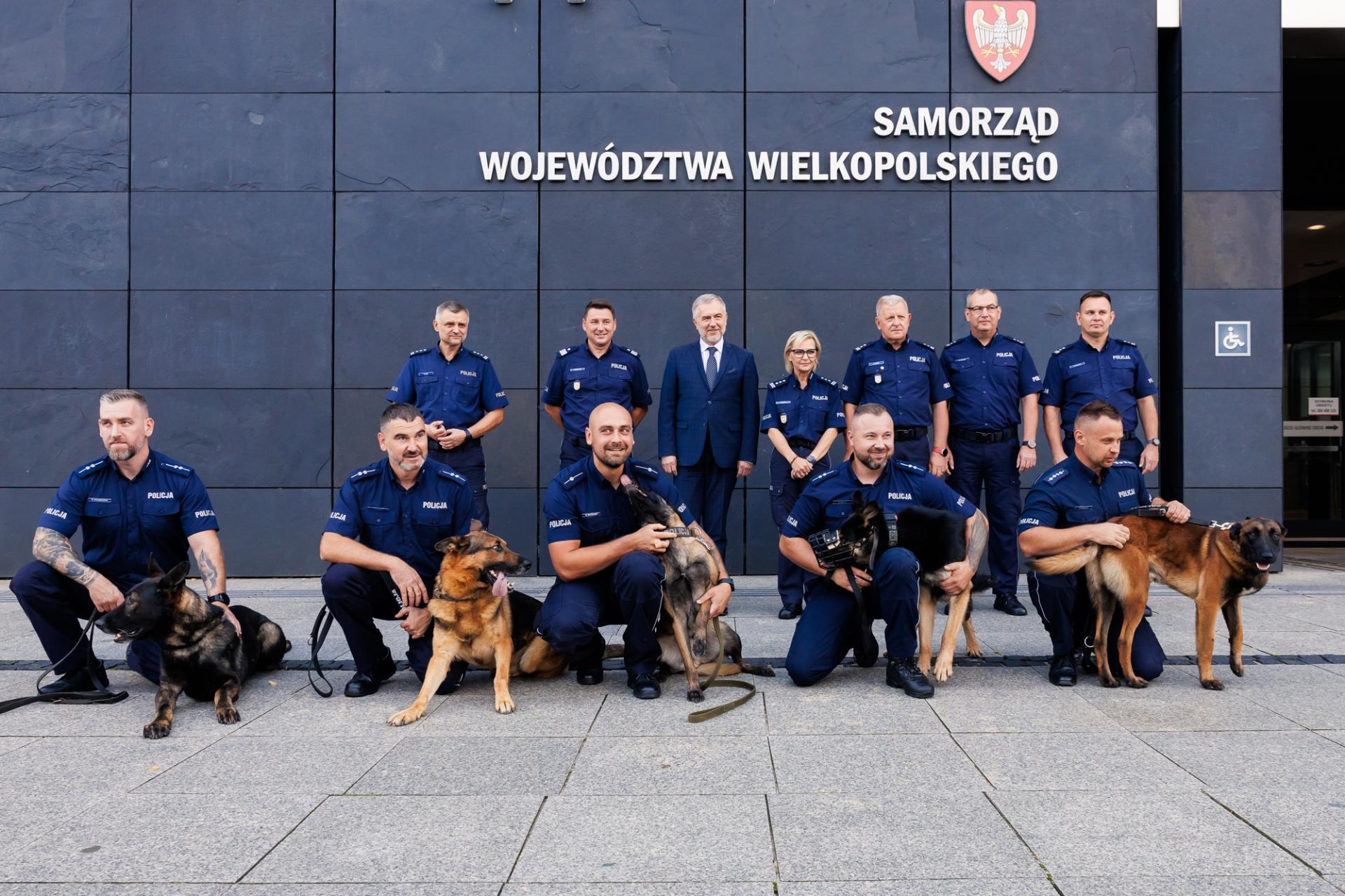 Czworonożni bohaterowie i ich przewodnicy nagrodzeni      - zobacz więcej