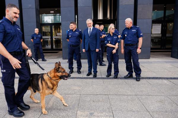 Marszałek Marek Woźniak wraz Tomaszem Olczykiem, Komendantem Wojewódzkim Policji w Poznaniu wręczyli statuetki oraz nagrody dla laureatów wojewódzkich eliminacji do XXII Kynologicznych Mistrzostw Policji- kliknij aby powiększyć