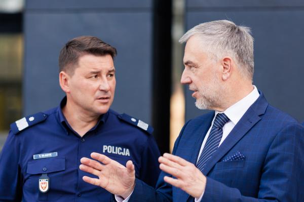 Marszałek Marek Woźniak wraz Tomaszem Olczykiem, Komendantem Wojewódzkim Policji w Poznaniu wręczyli statuetki oraz nagrody dla laureatów wojewódzkich eliminacji do XXII Kynologicznych Mistrzostw Policji- kliknij aby powiększyć