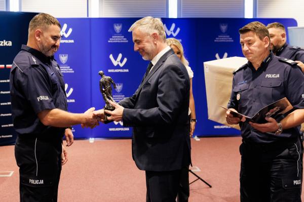 Marszałek Marek Woźniak wraz Tomaszem Olczykiem, Komendantem Wojewódzkim Policji w Poznaniu wręczyli statuetki oraz nagrody dla laureatów wojewódzkich eliminacji do XXII Kynologicznych Mistrzostw Policji- kliknij aby powiększyć