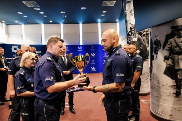 Marszałek Marek Woźniak wraz Tomaszem Olczykiem, Komendantem Wojewódzkim Policji w Poznaniu wręczyli statuetki oraz nagrody dla laureatów wojewódzkich eliminacji do XXII Kynologicznych Mistrzostw Policji- kliknij aby powiększyć