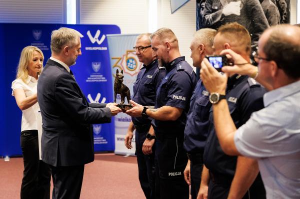 Marszałek Marek Woźniak wraz Tomaszem Olczykiem, Komendantem Wojewódzkim Policji w Poznaniu wręczyli statuetki oraz nagrody dla laureatów wojewódzkich eliminacji do XXII Kynologicznych Mistrzostw Policji- kliknij aby powiększyć
