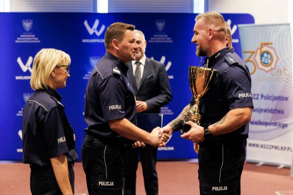 Marszałek Marek Woźniak wraz Tomaszem Olczykiem, Komendantem Wojewódzkim Policji w Poznaniu wręczyli statuetki oraz nagrody dla laureatów wojewódzkich eliminacji do XXII Kynologicznych Mistrzostw Policji- kliknij aby powiększyć