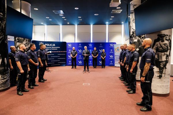 Marszałek Marek Woźniak wraz Tomaszem Olczykiem, Komendantem Wojewódzkim Policji w Poznaniu wręczyli statuetki oraz nagrody dla laureatów wojewódzkich eliminacji do XXII Kynologicznych Mistrzostw Policji- kliknij aby powiększyć
