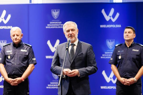 Marszałek Marek Woźniak wraz Tomaszem Olczykiem, Komendantem Wojewódzkim Policji w Poznaniu wręczyli statuetki oraz nagrody dla laureatów wojewódzkich eliminacji do XXII Kynologicznych Mistrzostw Policji- kliknij aby powiększyć