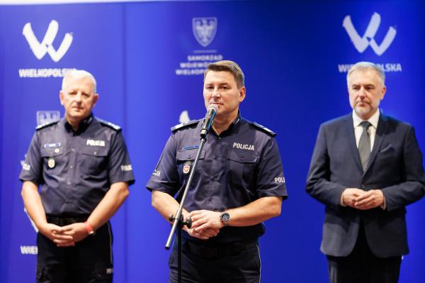 Marszałek Marek Woźniak wraz Tomaszem Olczykiem, Komendantem Wojewódzkim Policji w Poznaniu wręczyli statuetki oraz nagrody dla laureatów wojewódzkich eliminacji do XXII Kynologicznych Mistrzostw Policji- kliknij aby powiększyć