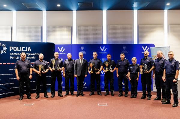 Marszałek Marek Woźniak wraz Tomaszem Olczykiem, Komendantem Wojewódzkim Policji w Poznaniu wręczyli statuetki oraz nagrody dla laureatów wojewódzkich eliminacji do XXII Kynologicznych Mistrzostw Policji- kliknij aby powiększyć