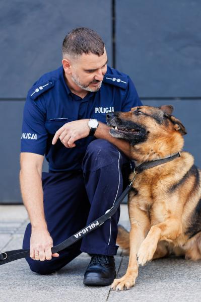 Marszałek Marek Woźniak wraz Tomaszem Olczykiem, Komendantem Wojewódzkim Policji w Poznaniu wręczyli statuetki oraz nagrody dla laureatów wojewódzkich eliminacji do XXII Kynologicznych Mistrzostw Policji- kliknij aby powiększyć