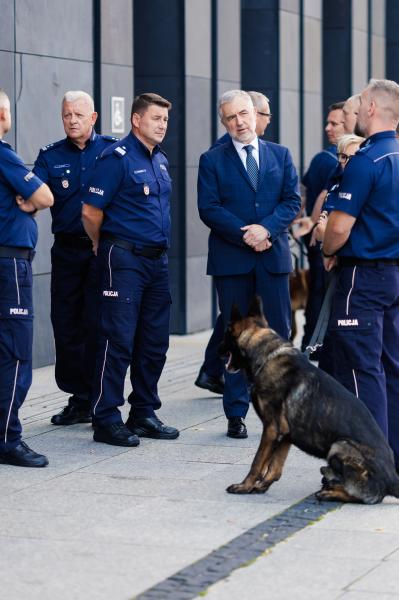 Marszałek Marek Woźniak wraz Tomaszem Olczykiem, Komendantem Wojewódzkim Policji w Poznaniu wręczyli statuetki oraz nagrody dla laureatów wojewódzkich eliminacji do XXII Kynologicznych Mistrzostw Policji- kliknij aby powiększyć