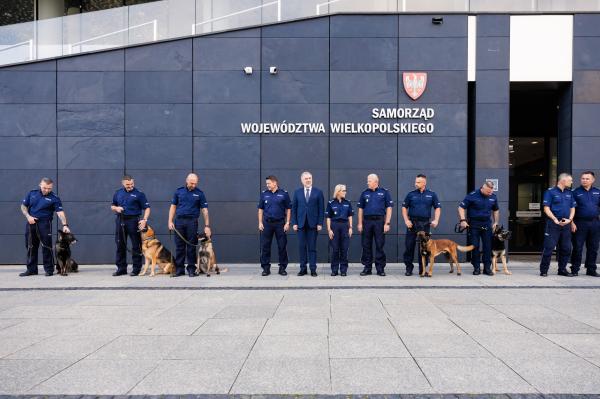 Marszałek Marek Woźniak wraz Tomaszem Olczykiem, Komendantem Wojewódzkim Policji w Poznaniu wręczyli statuetki oraz nagrody dla laureatów wojewódzkich eliminacji do XXII Kynologicznych Mistrzostw Policji- kliknij aby powiększyć